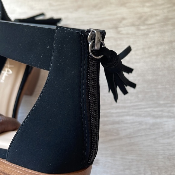 Black Low Heel Sandal - Picture 6 of 12